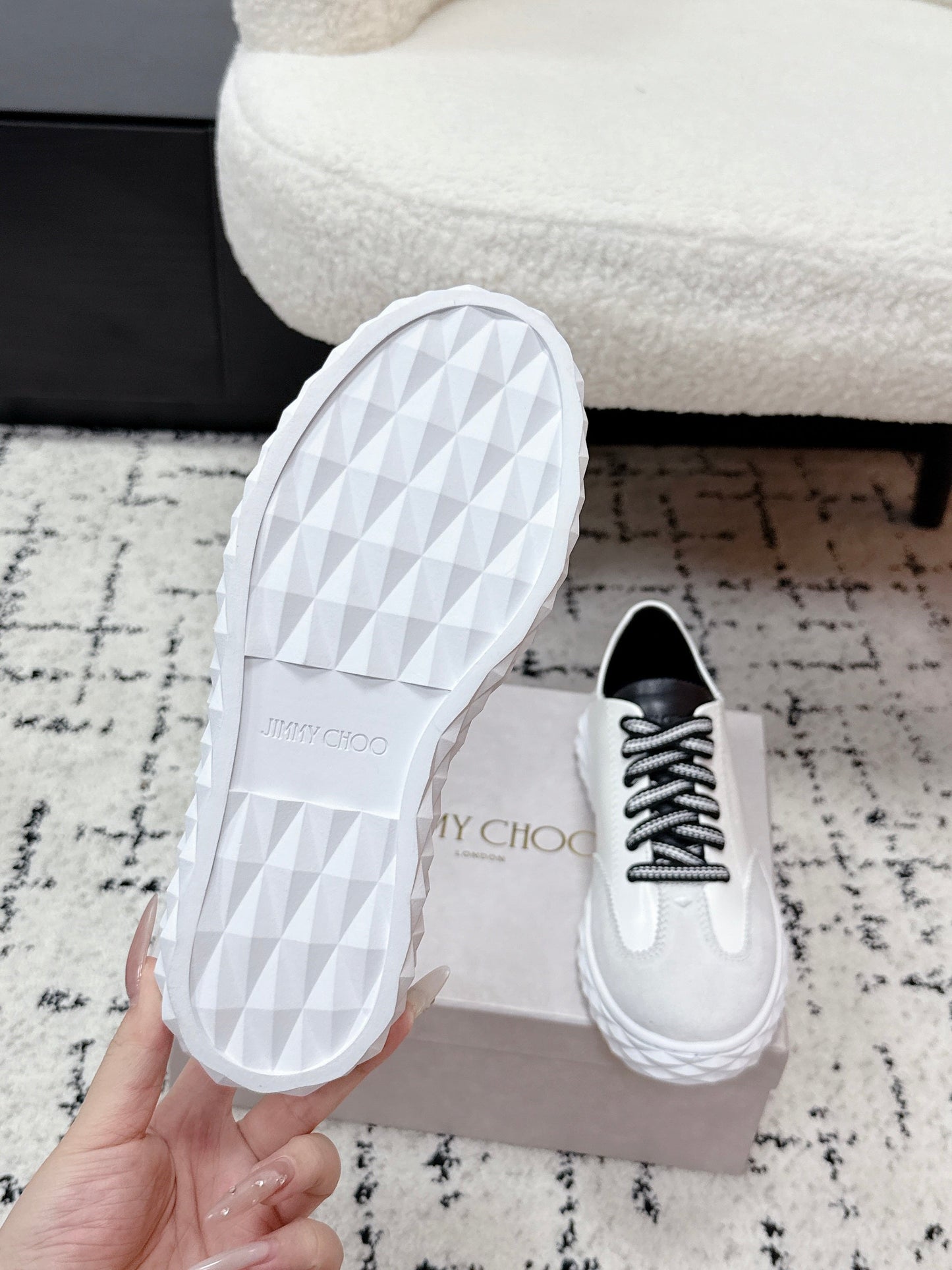 КРОСІВКИ JIMMY CHOO 26S З БІЛОЇ ЗАМШІ З ЧОРНИМИ ШНУРКАМИ