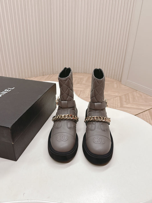 Черевики CHANEL 25S зі шкіри ягняти димчасто-сірого кольору з тисненим логотипом та фурнітурою золотистого кольору – 35 розмір