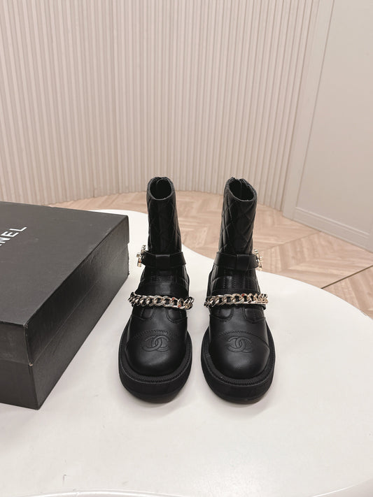 ЧЕРЕВИКИ CHANEL 25S, ЧОРНА ШКІРА ЯГНЯТИ, ВИДАВЛЕНИЙ ЛОГОТИП І ЗОЛОТА ФУРНІТУРА – 35