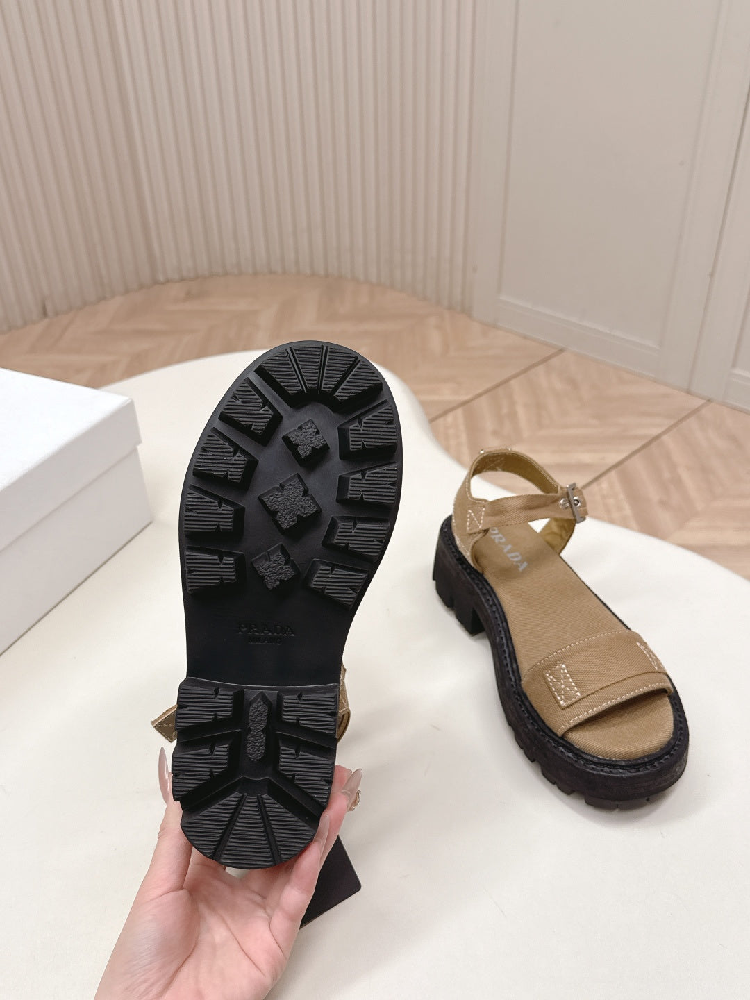 Сандалі PRADA 26S з однією лямкою на масивній підошві з коричневого полотна