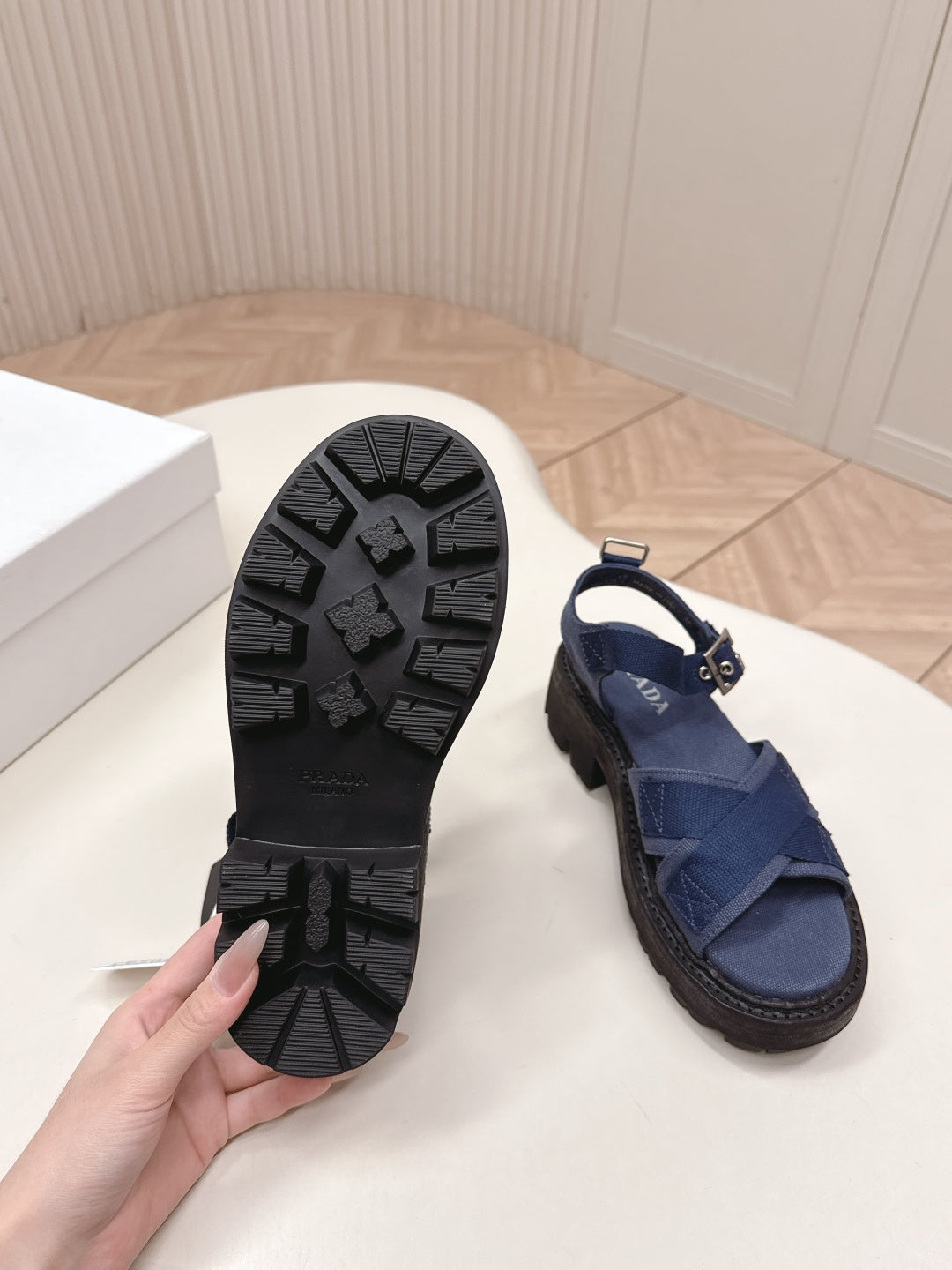 Сандалі PRADA 26S з товстою підошвою та однією лямкою з темно-синього канвасу