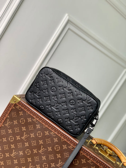 КЛАТЧ KASAI 24.5 З ЧОРНОЇ ШКІРИ ТЕЛЯТИ MONOGRAM SHADOW