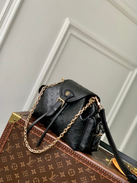 РЮКЗАК MONTSOURIS 27 З ЧОРНОЇ ШКІРИ ТЕЛЯТИ З ПОКРИТТЯМ І ВІЗЕРУНКОМ MONOGRAM BOLD