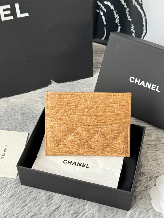 CHANEL 25S ГАМАНЕЦЬ-КАРТНИЦЯ 11 З ІКРЯНОЇ ШКІРИ КОЛЬОРУ ЗОЛОТИСТОЇ КАРАМЕЛІ ІЗ ЗОЛОТОЮ ФУРНІТУРОЮ
