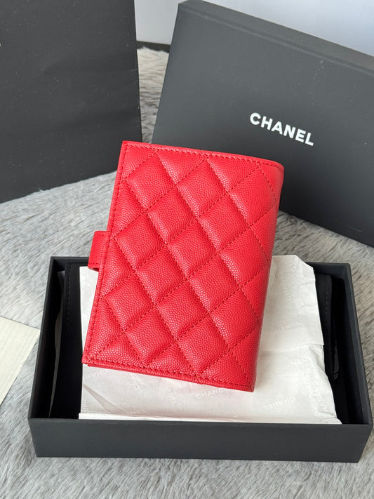 CHANEL 25S БАГАТОФУНКЦІОНАЛЬНИЙ ГАМАНЕЦЬ ДЛЯ ПАСПОРТА 15 З ТЕЛЯЧОЇ ШКІРИ ЯСКРАВО-ЧЕРВОНОГО КОЛЬОРУ З ФУРНІТУРОЮ ЗІ ЗОЛОТА