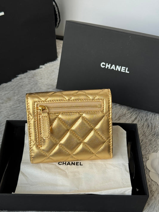 CHANEL 25S CF МАЛИЙ ГАМАНЕЦЬ-КНИЖКА З ТРЬОМА ЗГИНАМИ 11 ІЗ ЗОЛОТИСТОЇ ІКРИСТОЇ ШКІРИ З ФУРНІТУРОЮ ЗОЛОТОГО КОЛЬОРУ