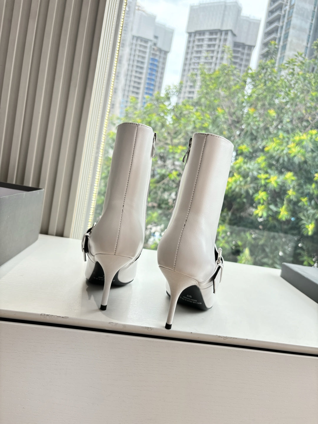 BALENCIAGA 25S ANKLE BOOTS WITH ZIPPER IN WHITE COW LEATHER SILVER HARDWARE - 34