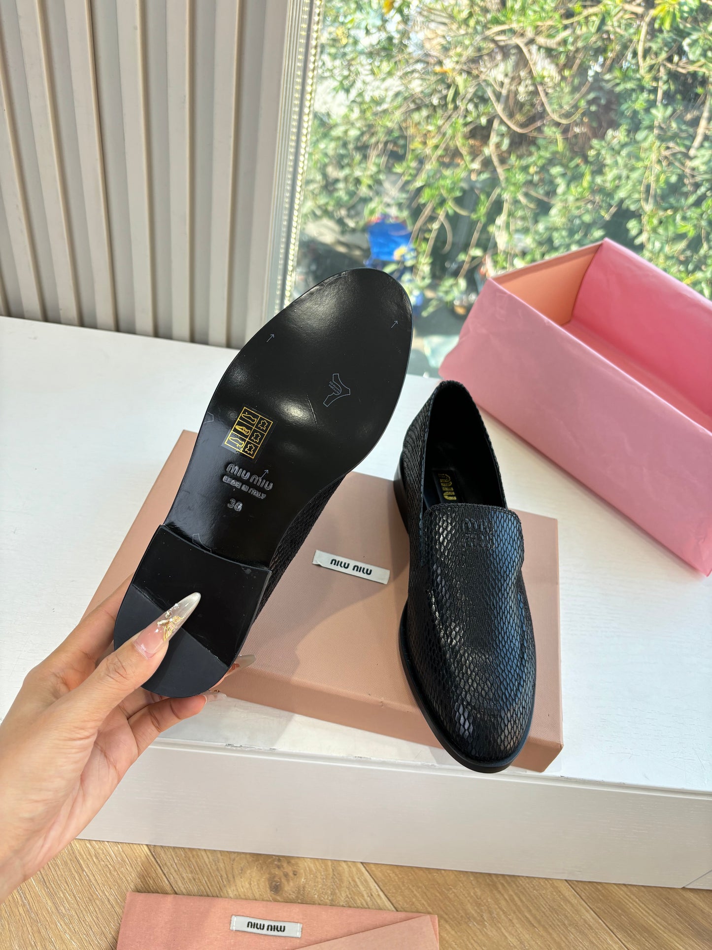 ЛОФЕРИ MIUMIU 26S З ЧОРНОЇ ТЕЛЯЧОЇ ШКІРИ З ТИСНЕННЯМ ПІД ЗМІЇНУ