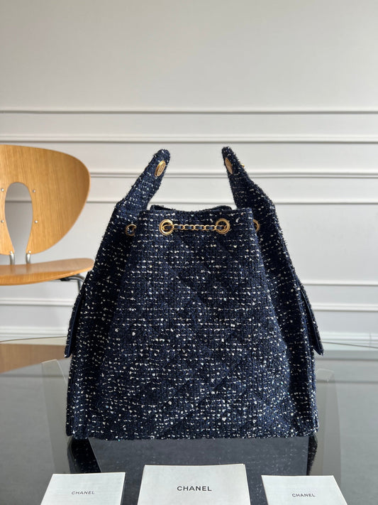 СУМКА CHANEL HOBO 25S 40 З ТРЮМОВОГО ТВІДУ В СИНЬОМУ КОЛЬОРІ ІЗ ЗОЛОТИСТОЮ ФУРНІТУРОЮ
