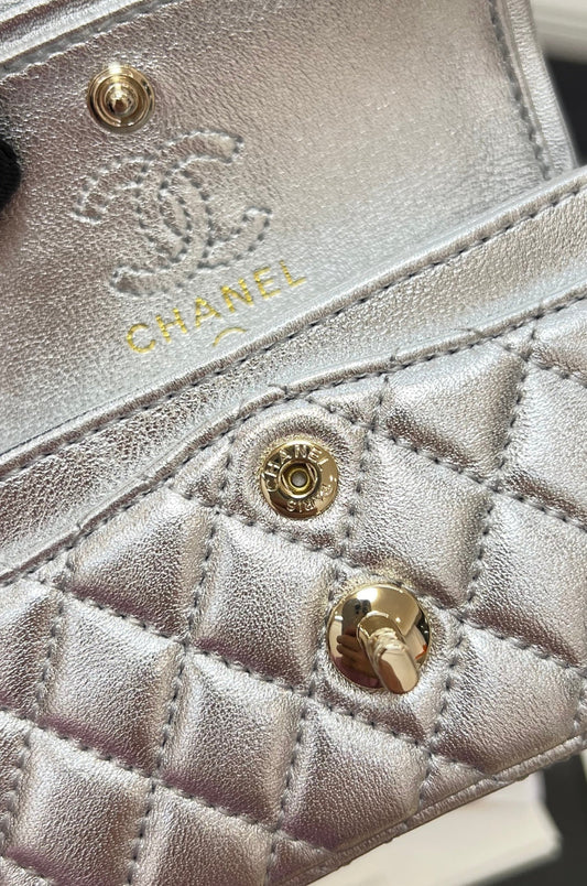 CHANEL 25S СУМКА FLAP CHARM 13 З МЕТАЛІЗОВАНОЇ ШКІРИ ЯГНЯТИ СРІБНОГО КОЛЬОРУ