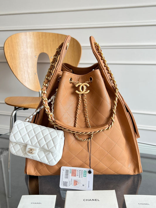 СУМКА-ХОБО CHANEL 25S 40 З КАРАМЕЛЬНО-КОРИЧНЕВОЇ ІКРЯНОЇ ШКІРИ З ФУРНІТУРОЮ ЗІ ЗОЛОТА