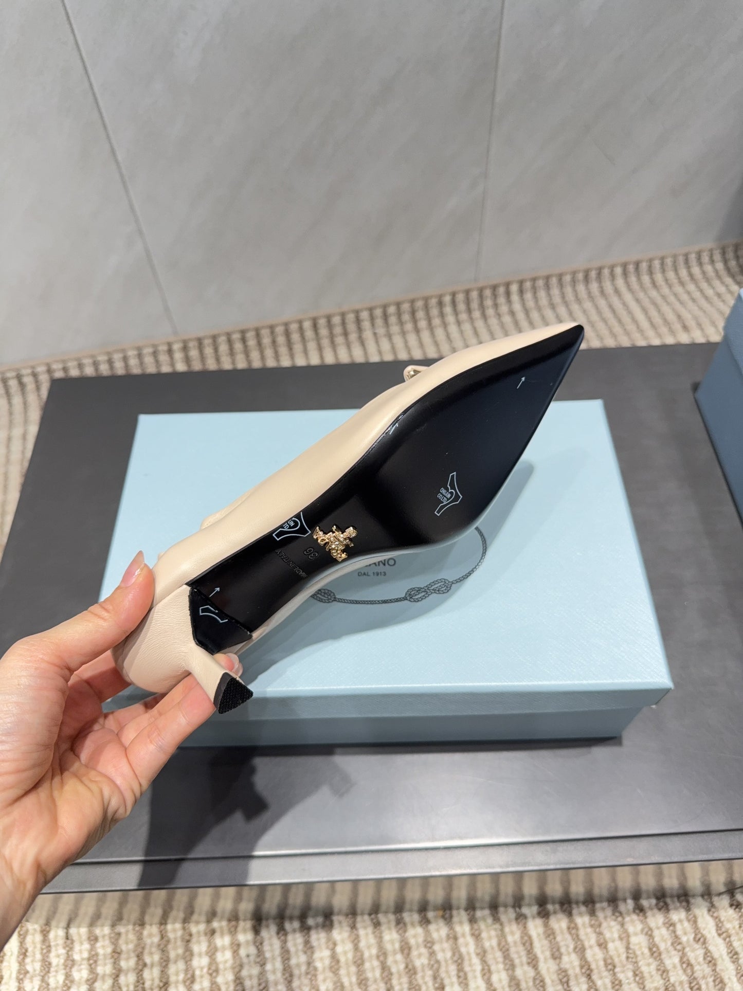 PRADA 26S ГОСТРОНОСІ ТУФЛІ-ЧОВНИКИ 55 ММ З НЮДОВОЇ ОВЕЧОЇ ШКІРИ З ЛОГОТИПОМ