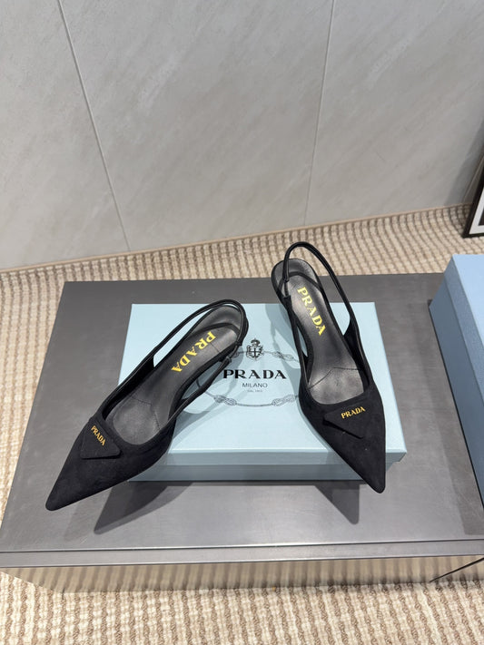 PRADA 26S ЗАГОСТРЕНІ ТУФЛІ-СЛІНГБЕКИ НА ВИСОКИХ ПІДБОРАХ 55 ММ З ЧОРНОЇ ЗАМШІ З ЛОГОТИПОМ
