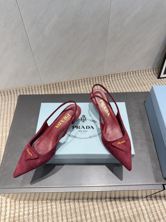 PRADA 26S ГОСТРОНОСІ ЖІНОЧІ ТУФЛІ СЛІНГБЕК НА ПІДБОРАХ 55 ММ З ТЕМНО-ЧЕРВОНОЇ ЗАМШІ З ЛОГОТИПООМ