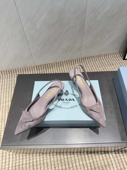 PRADA 26S ГОСТРОНОСІ ТУФЛІ-СЛІНГБЕКИ НА ПІДБОРАХ 55 ММ З КОРИЧНЕВО-СІРОЇ ЗАМШІ З ЛОГОТИПОМ