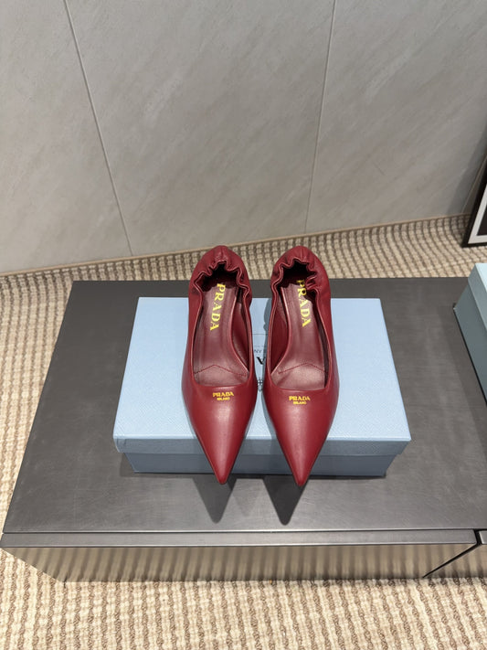 ТУФЛІ-ЧОВНИКИ PRADA 26S З ЗАГОСТРЕНИМ НОСОМ, 55 ММ, З ОВЕЧОЇ ШКІРИ КОЛЬОРУ ГЛИБОКОГО ВИНА, З ЛОГОТИПОМ