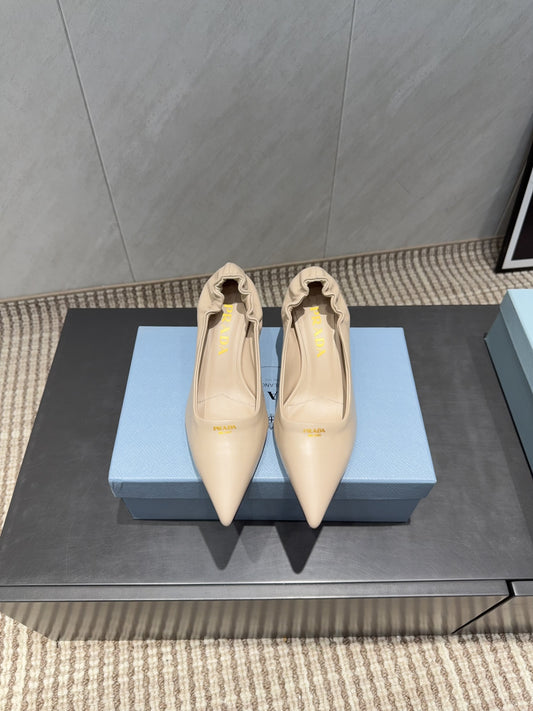 ЖІНОЧІ ТУФЛІ PRADA 26S З ЗАГОСТРЕНИМ НОСКОМ, НА ПІДБОРАХ 55 ММ, З НЮДОВОЇ ОВЕЧОЇ ШКІРИ