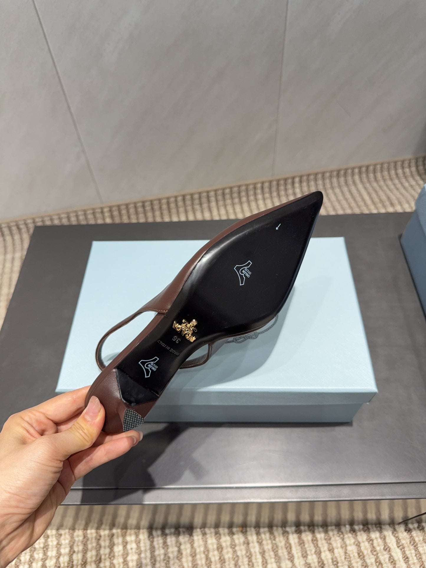 Високі туфлі-слінгбеки PRADA 26S із загостреним носком, 55 мм, з темно-коричневої овчини