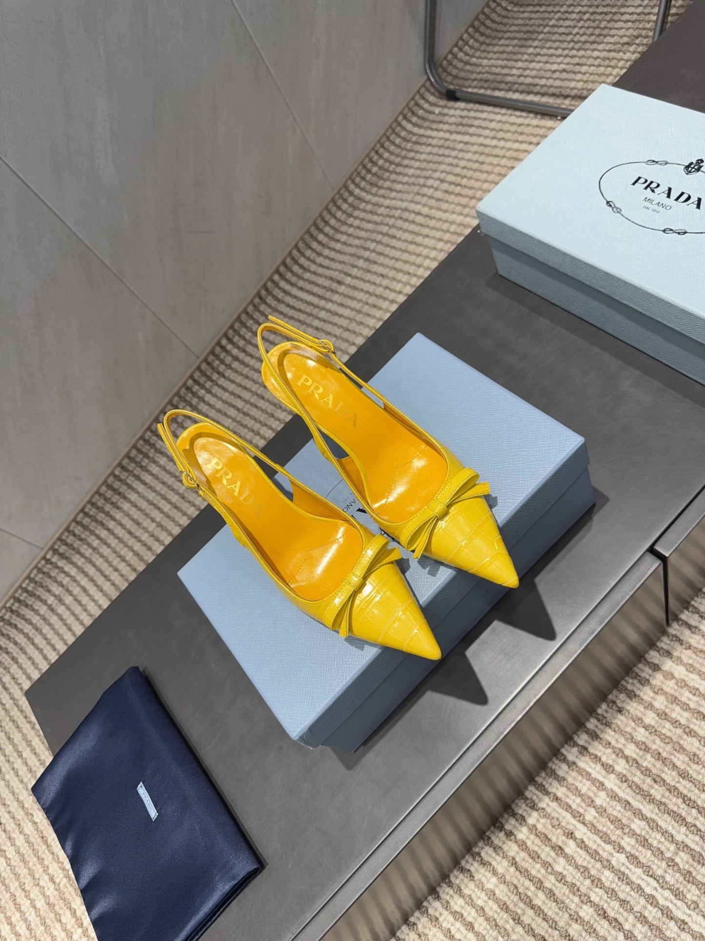 PRADA 26S ЗАГОСТРЕНІ ТУФЛІ-СЛІНГБЕКИ НА ВИСОКИХ ПІДБОРАХ 85 ММ З ЯСКРАВО-ЖОВТОЇ ТЕЛЯЧОЇ ШКІРИ З БАНТОМ