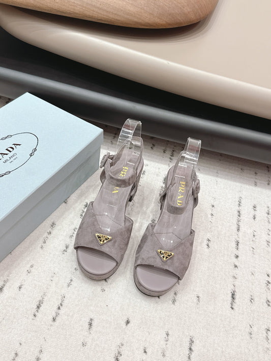 БОСОНІЖКИ PRADA 26S НА ПІДБОРАХ 75 ММ З КОРИЧНЕВО-СІРОЇ ЗАМШІ З ЛОГОТИПООМ