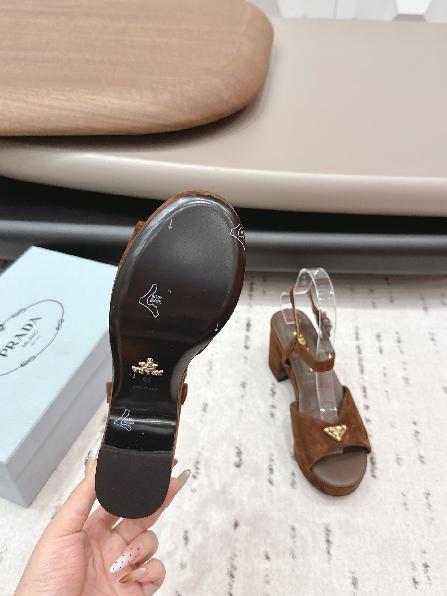 БОСОНІЖКИ PRADA 26S НА ПІДБОРАХ 75 ММ З КОРИЧНЕВОЇ ЗАМШІ З ЛОГОТИПОМ