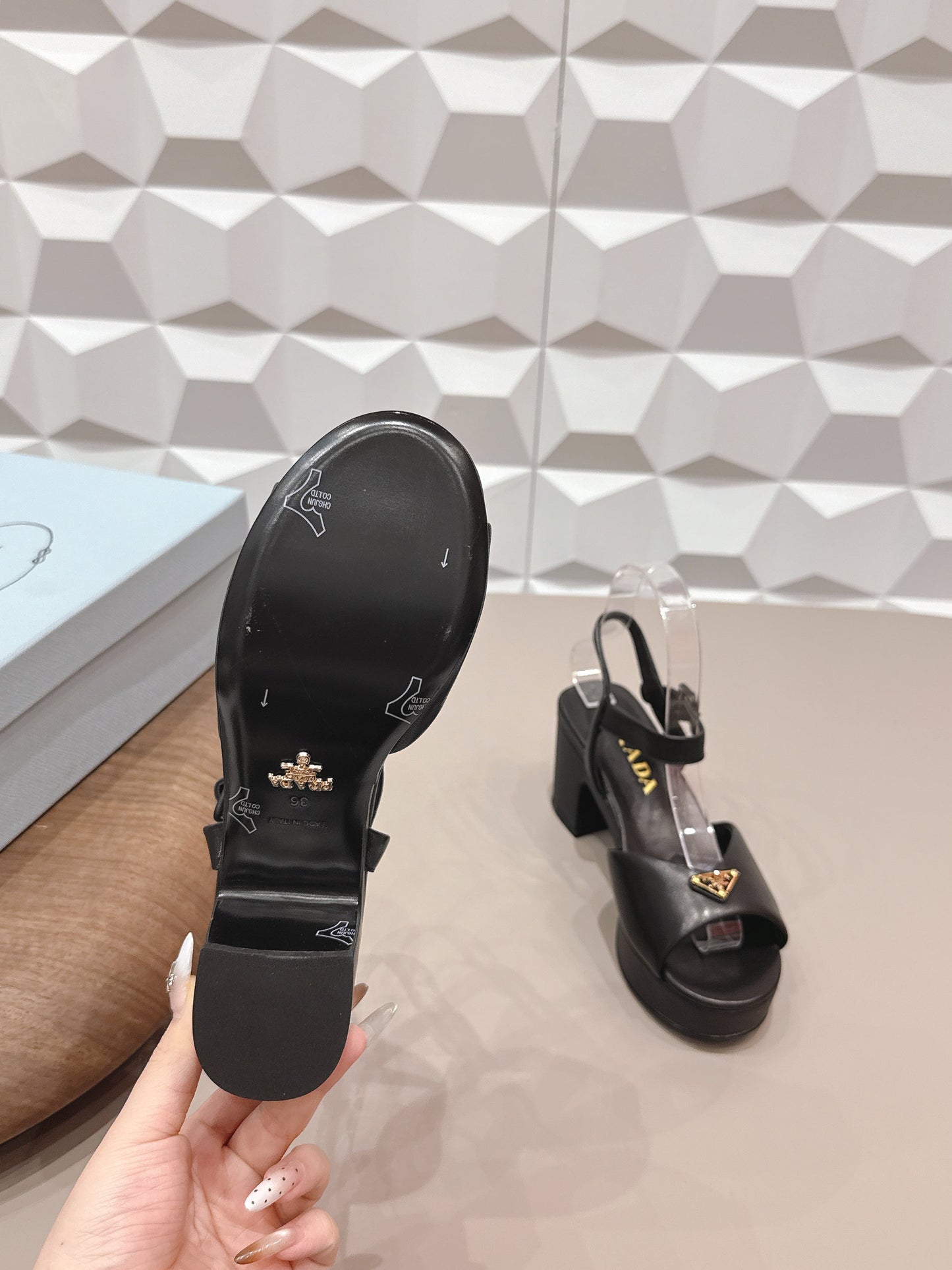 БОСОНІЖКИ PRADA 26S НА ПІДБОРАХ 75 ММ ІЗ ЧОРНОЇ ТЕЛЯЧОЇ ШКІРИ З ЛОГОТИПОМ