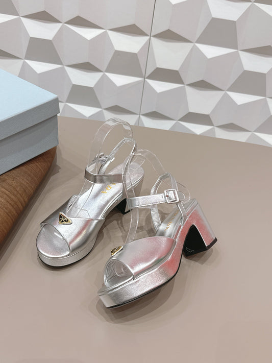 БОСОНІЖКИ PRADA 26S НА ПІДБОРАХ 75 ММ ІЗ СРІБНОЇ ТЕЛЯЧОЇ ШКІРИ З ЛОГОТИПОМ