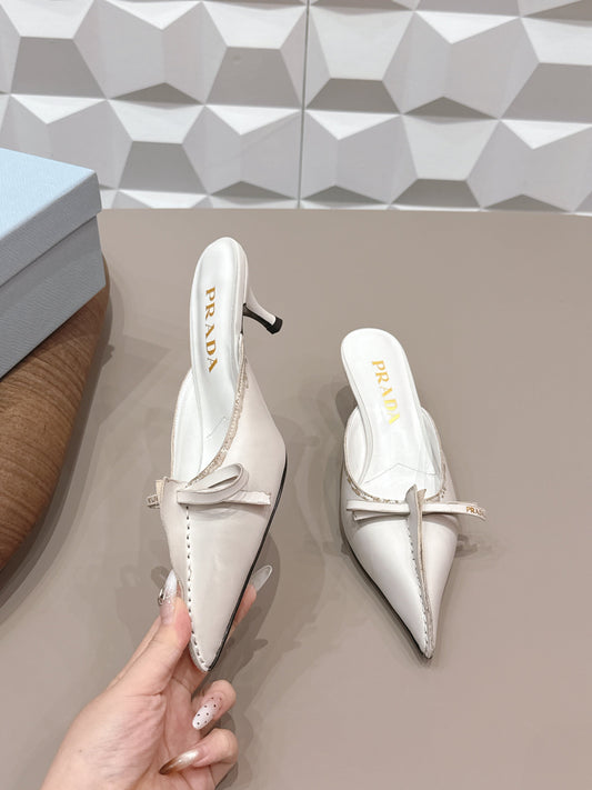 MULES PRADA 26S З ЗАГОСТРЕНИМ НОСКОМ ТА МЕРЕЖИВОМ 55 ММ З КРЕМОВО-БІЛОЇ ТЕЛЯЧОЇ ШКІРИ З БАНТОМ