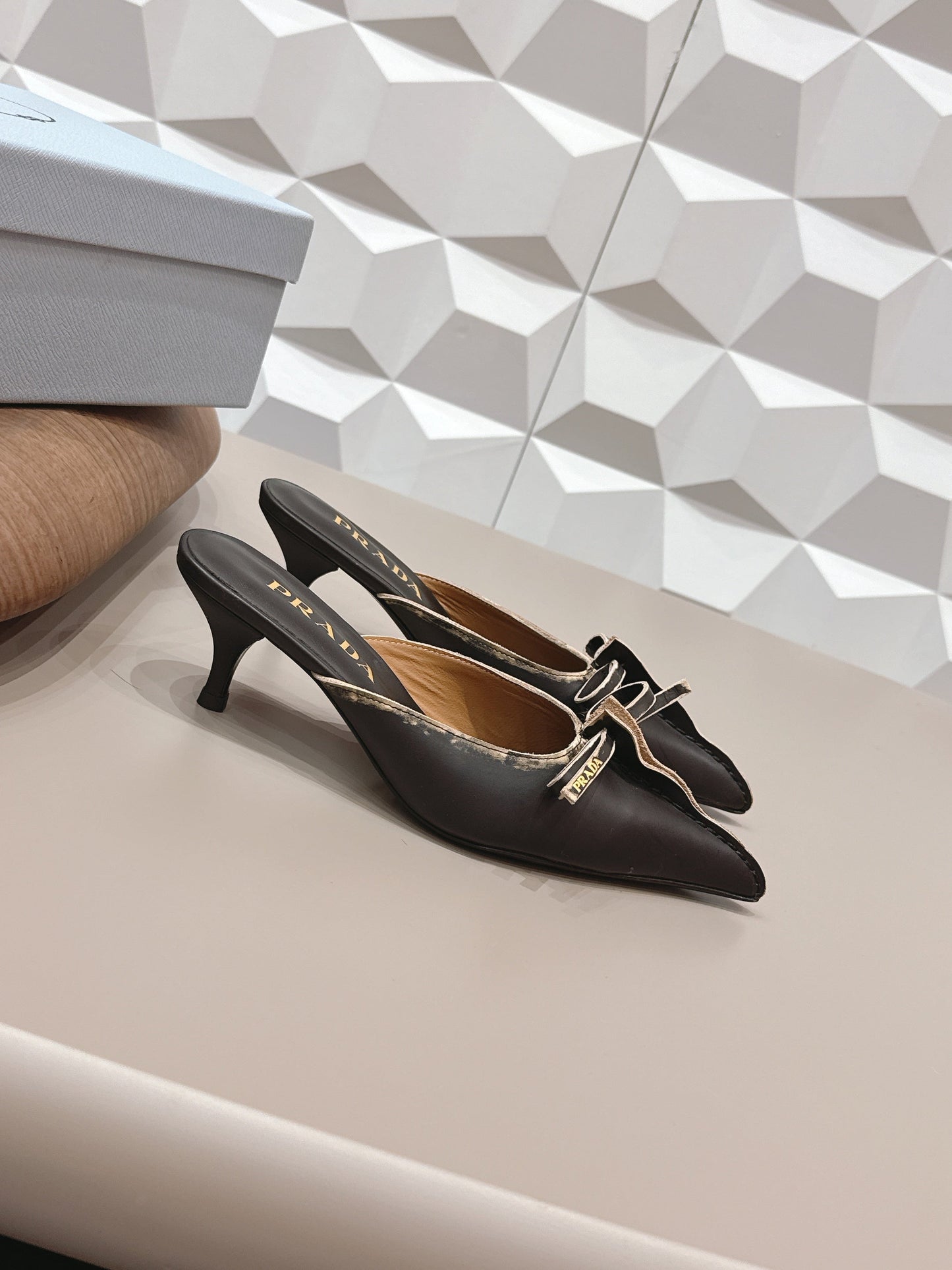 MULE PRADA 26S З ЗАГОСТРЕНИМ НОСКОМ, МЕРЕЖИВОМ ТА БАНТОМ, 55 ММ, ЧОРНА ТЕЛЯЧА ШКІРА