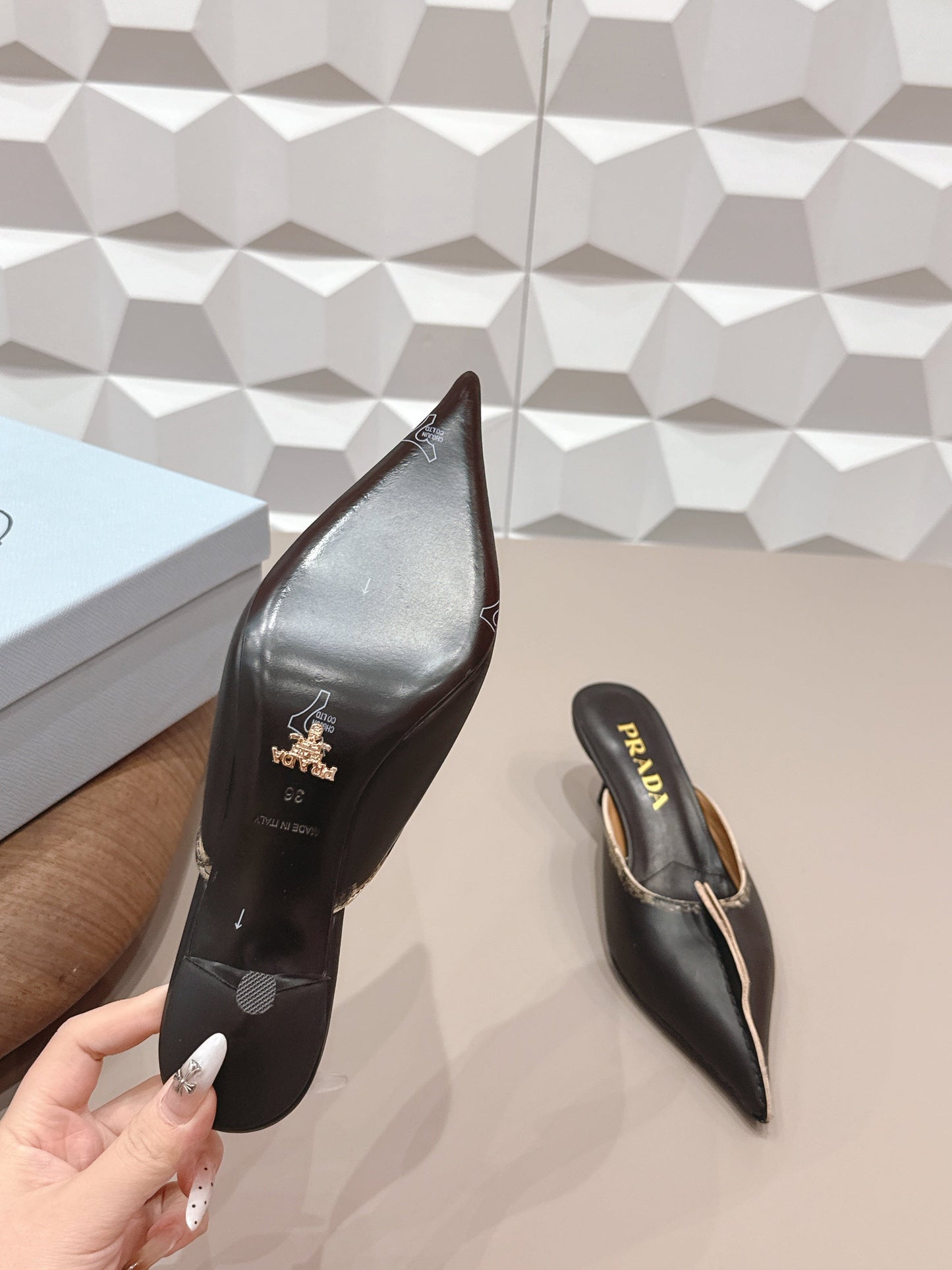 МЮЛІ PRADA 26S З ГОСТРИМ НОСКОМ І МЕРЕЖИВОМ, 55 ММ, ЧОРНА ТЕЛЯЧА ШКІРА