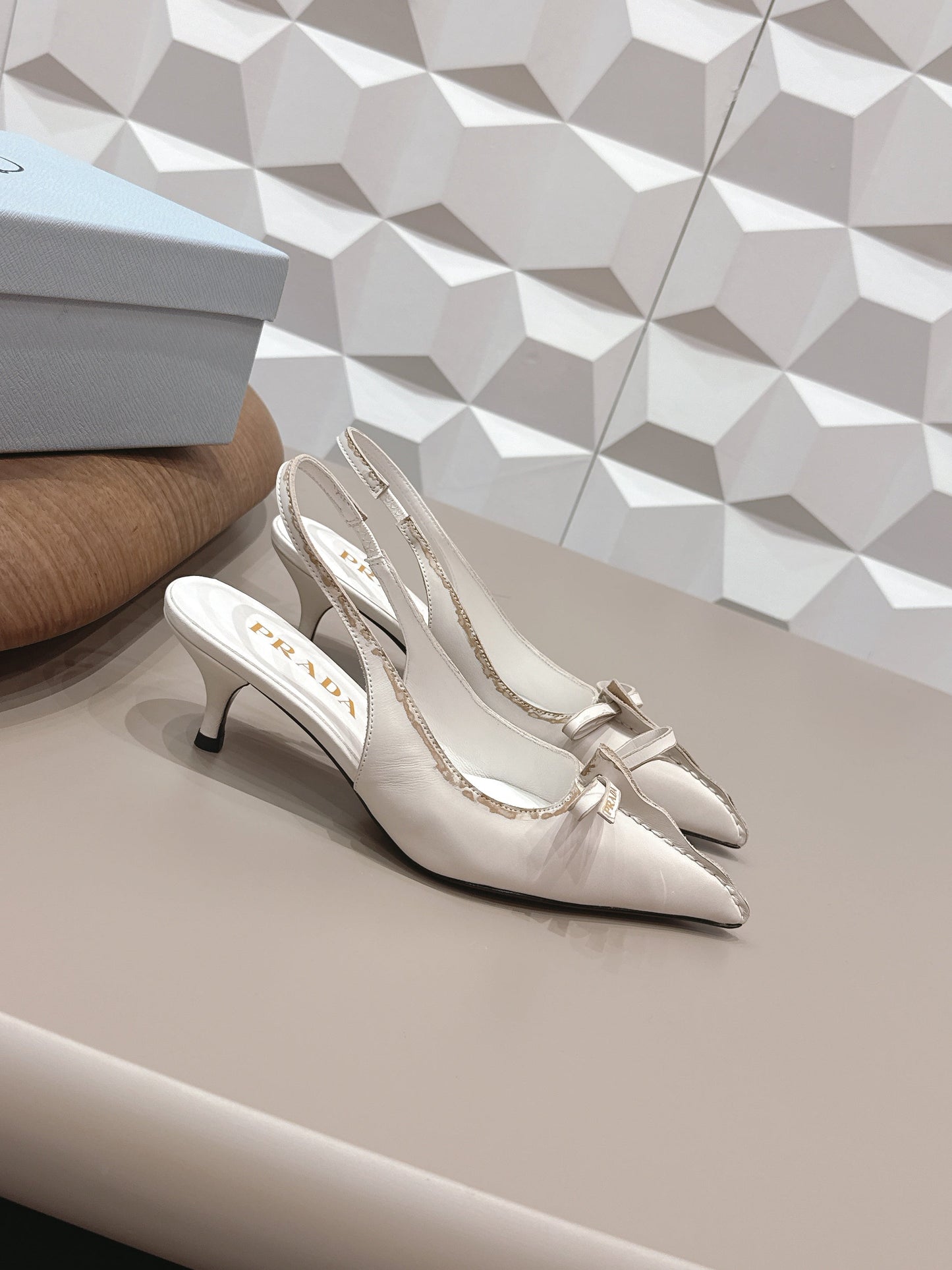 PRADA 26S ГОСТРОНОСІ ТУФЛІ-СЛІНГБЕКИ НА ПІДБОРАХ 55 ММ З КРЕМОВО-БІЛОЇ ТЕЛЯЧОЇ ШКІРИ З БАНТОМ