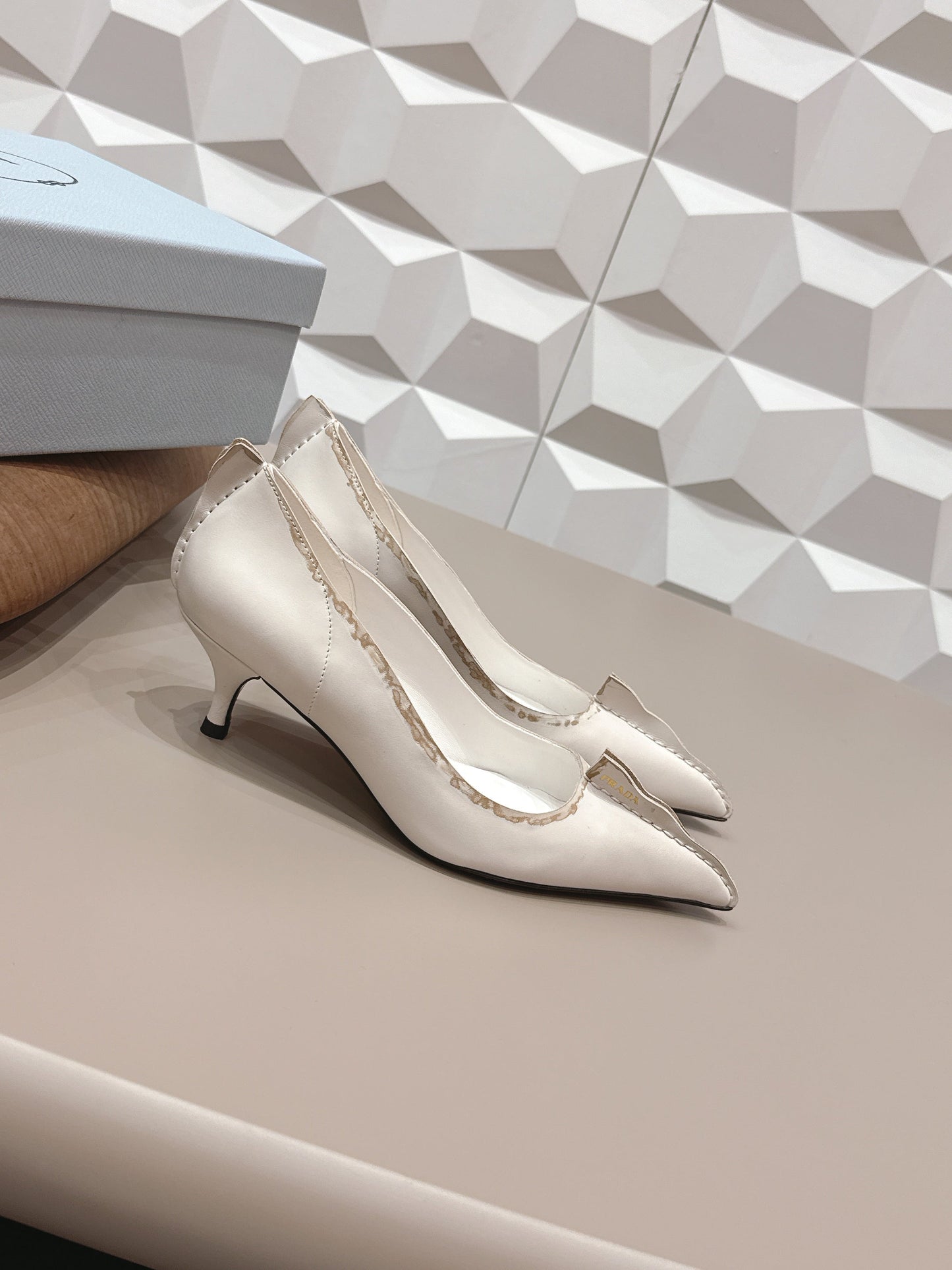 PRADA 26S ГОСТРОНОСІ ТУФЛІ НА ВИСОКИХ ПІДБОРАХ 55 ММ З ТЕЛЯЧОЇ ШКІРИ КОЛЬОРУ КРЕМО ВИЙ БІЛИЙ