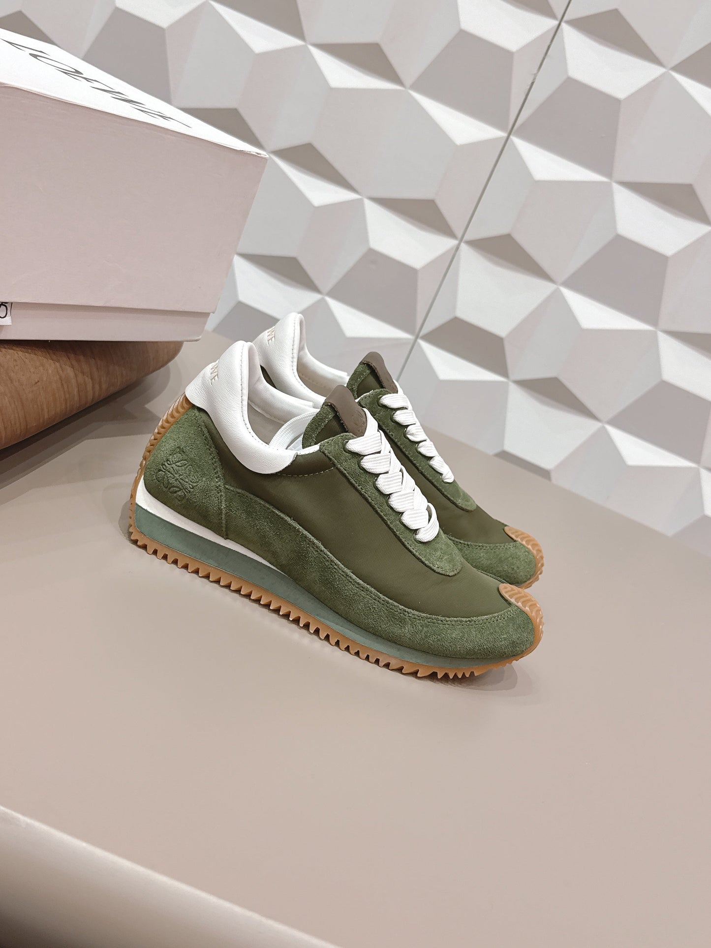 LOEWE 26S FLOW RUNNER СНІКЕРИ З ТЕМНО-ОЛИВКОВОЇ ЗАМШІ ТА БІЛОЇ ТЕЛЯЧОЇ ШКІРИ