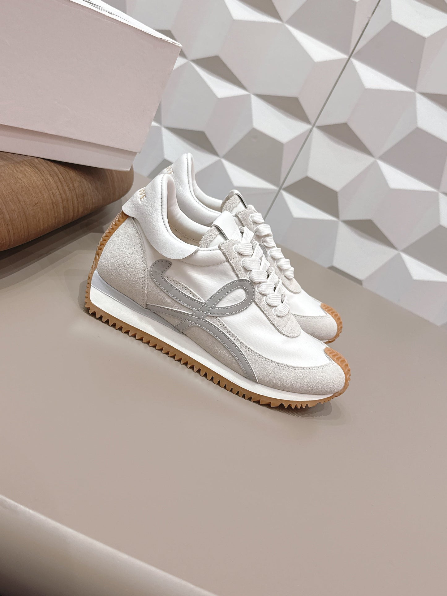 Кросівки LOEWE FLOW RUNNER 26S зі світло-сірої замші та білої телячої шкіри