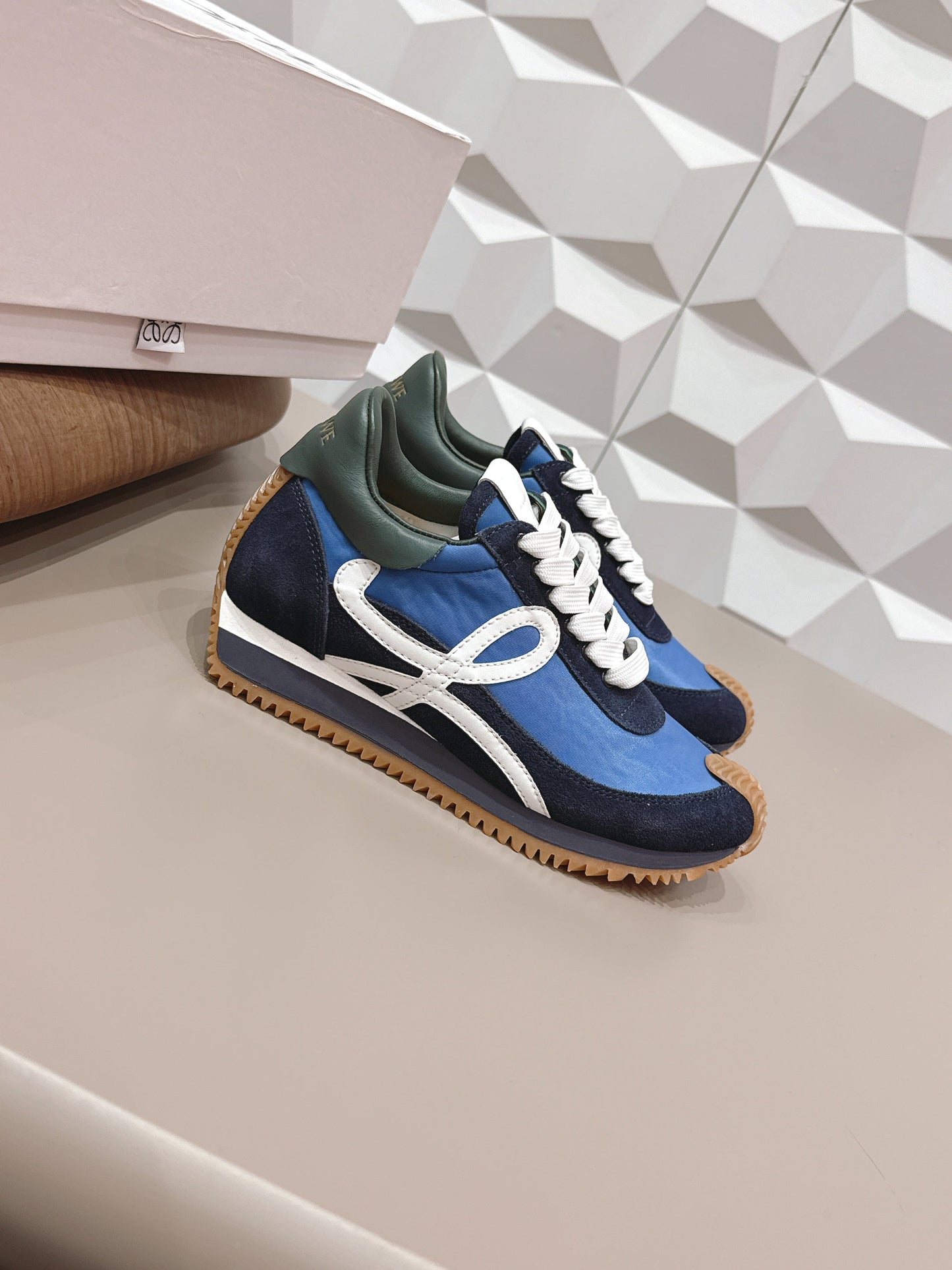 LOEWE 26S КРОСІВКИ FLOW RUNNER З СИНЬОЇ ЗАМШІ ТА ТЕЛЯЧОЇ ШКІРИ