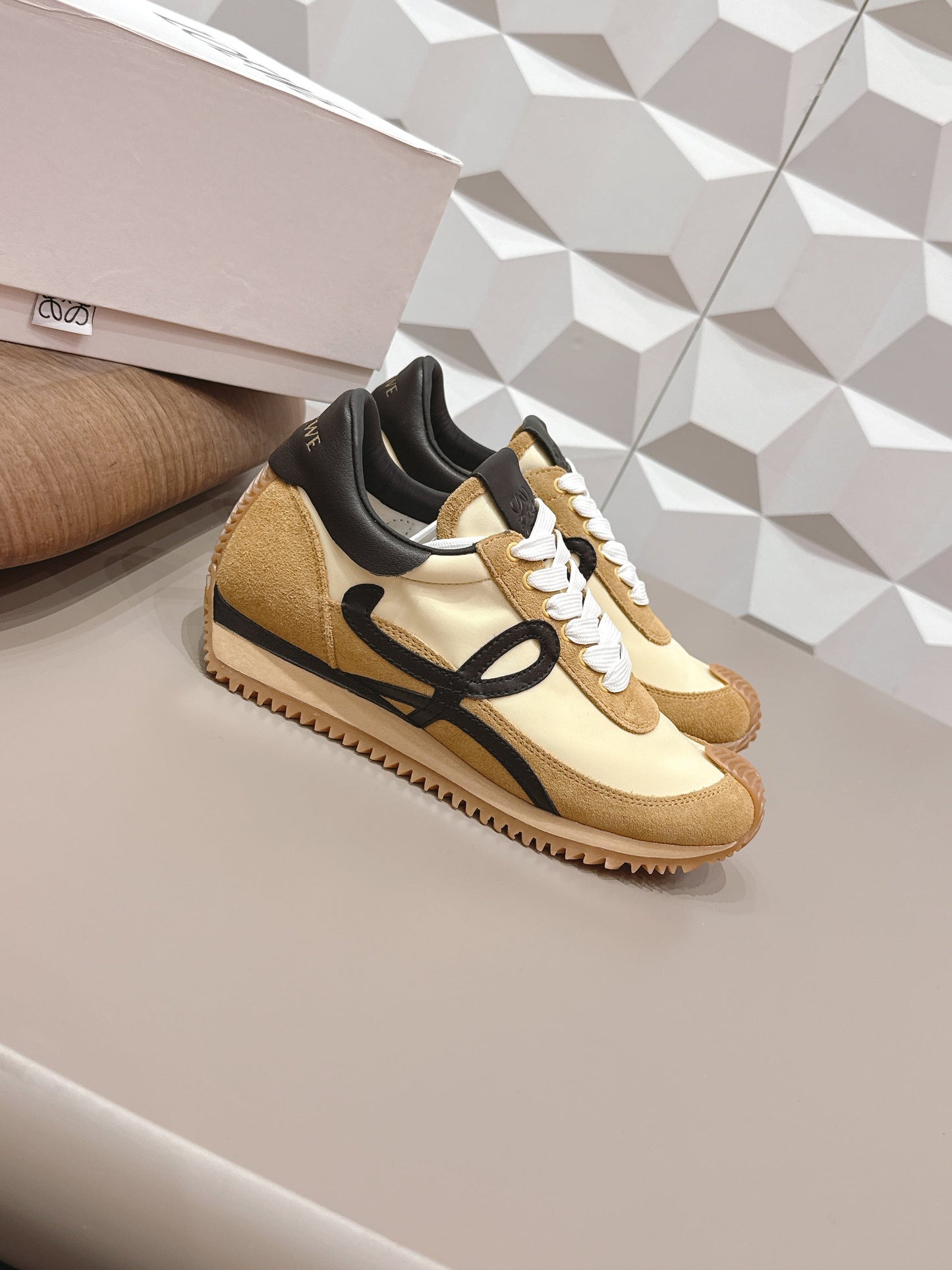 Кросівки LOEWE 26S FLOW RUNNER зі світло-коричневої замші та чорної телячої шкіри