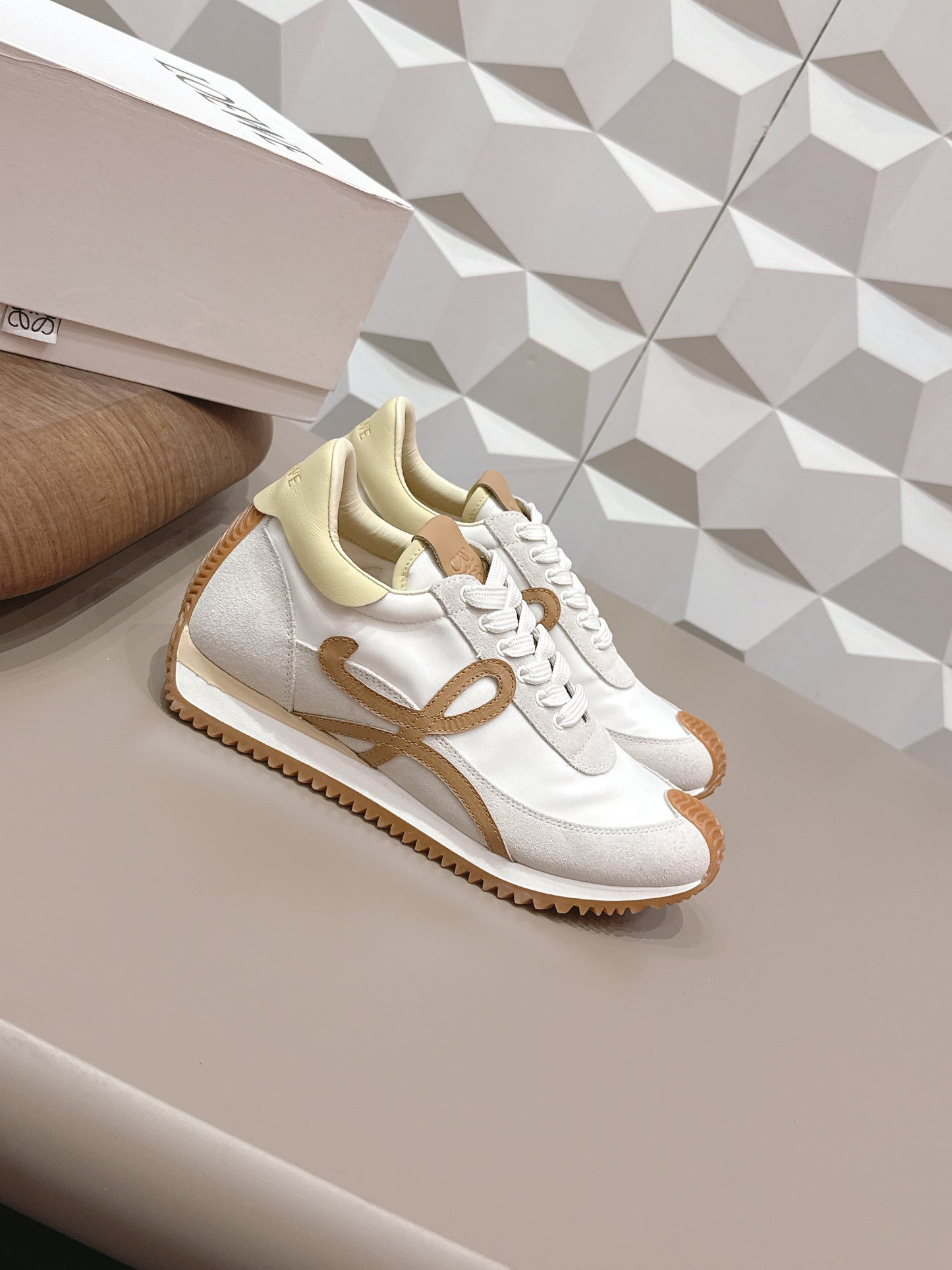 КРОСІВКИ LOEWE 26S FLOW RUNNER З БІЛОЇ ЗАМШІ ТА СВІТЛО-ЖОВТОЇ ТЕЛЯЧОЇ ШКІРИ