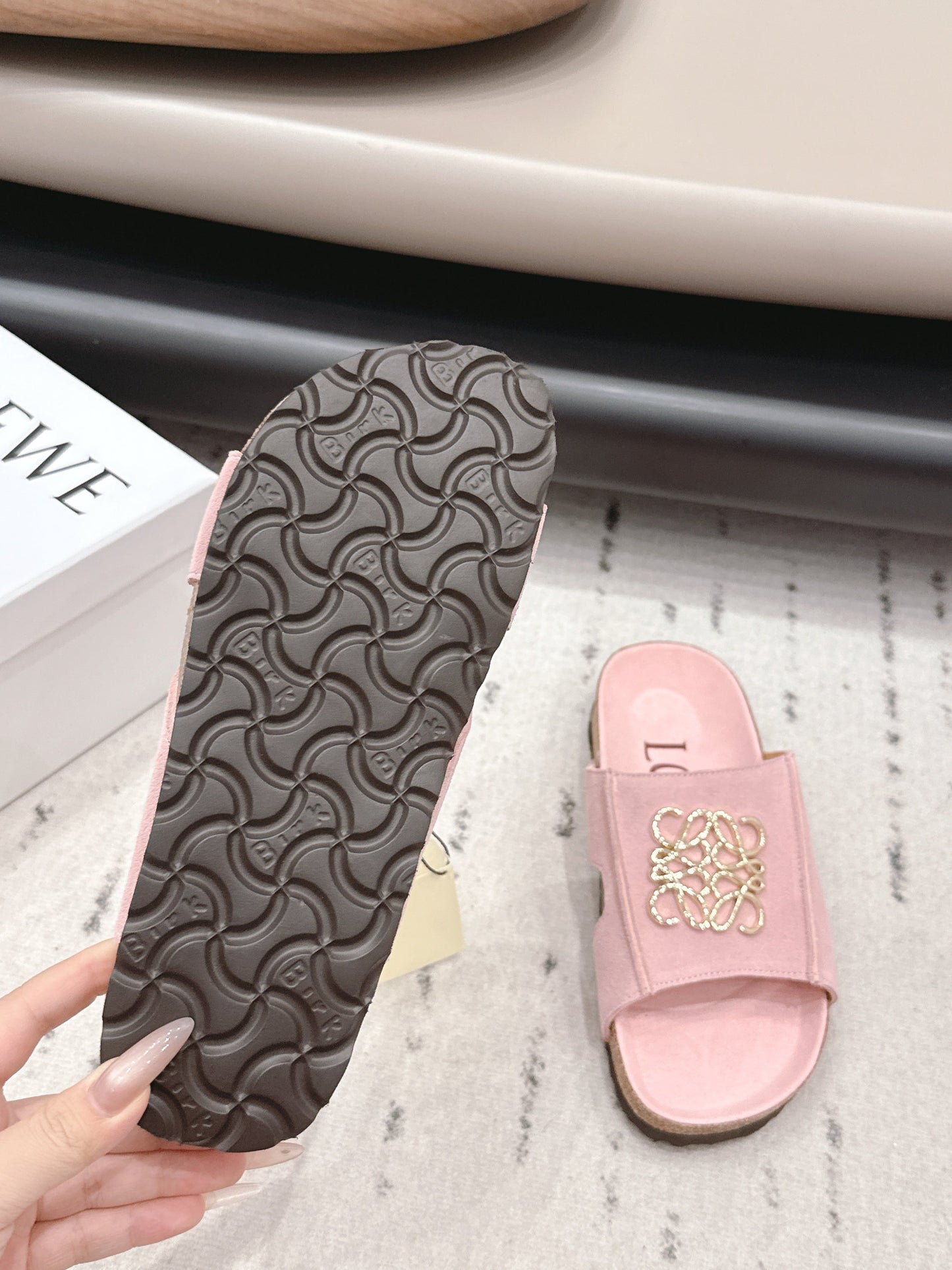 Босоніжки LOEWE 26S FLAT рожевого кольору із золотим логотипом
