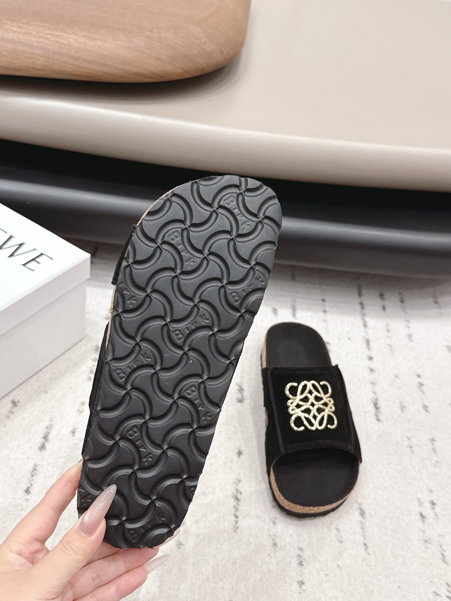 LOEWE 26S ПЛОСКІ САНДАЛІ ЧОРНОГО КОЛЬОРУ ІЗ ЗОЛОТИСТОЮ ФУРНІТУРОЮ З ЛОГОТИПОМ