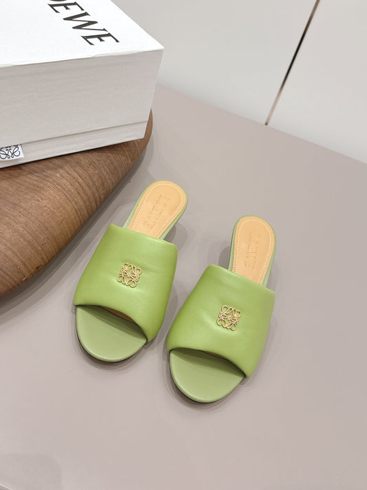 ТУФЛІ-МЮЛІ LOEWE 26S НА ПІДБОРАХ 45 ММ З ОЛИВКОВО-ЗЕЛЕНОЇ ШКІРИ ЯГНЯТИ ІЗ ЗОЛОТОЮ ФУРНІТУРОЮ