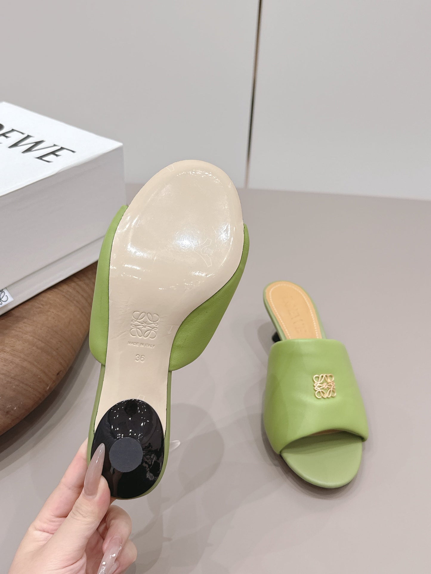 ТУФЛІ-МЮЛІ LOEWE 26S НА ПІДБОРАХ 45 ММ З ОЛИВКОВО-ЗЕЛЕНОЇ ШКІРИ ЯГНЯТИ ІЗ ЗОЛОТОЮ ФУРНІТУРОЮ
