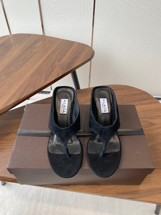 ALAIA WEDGE THONG SANDALS 25S IN BLACK SUEDE - 35