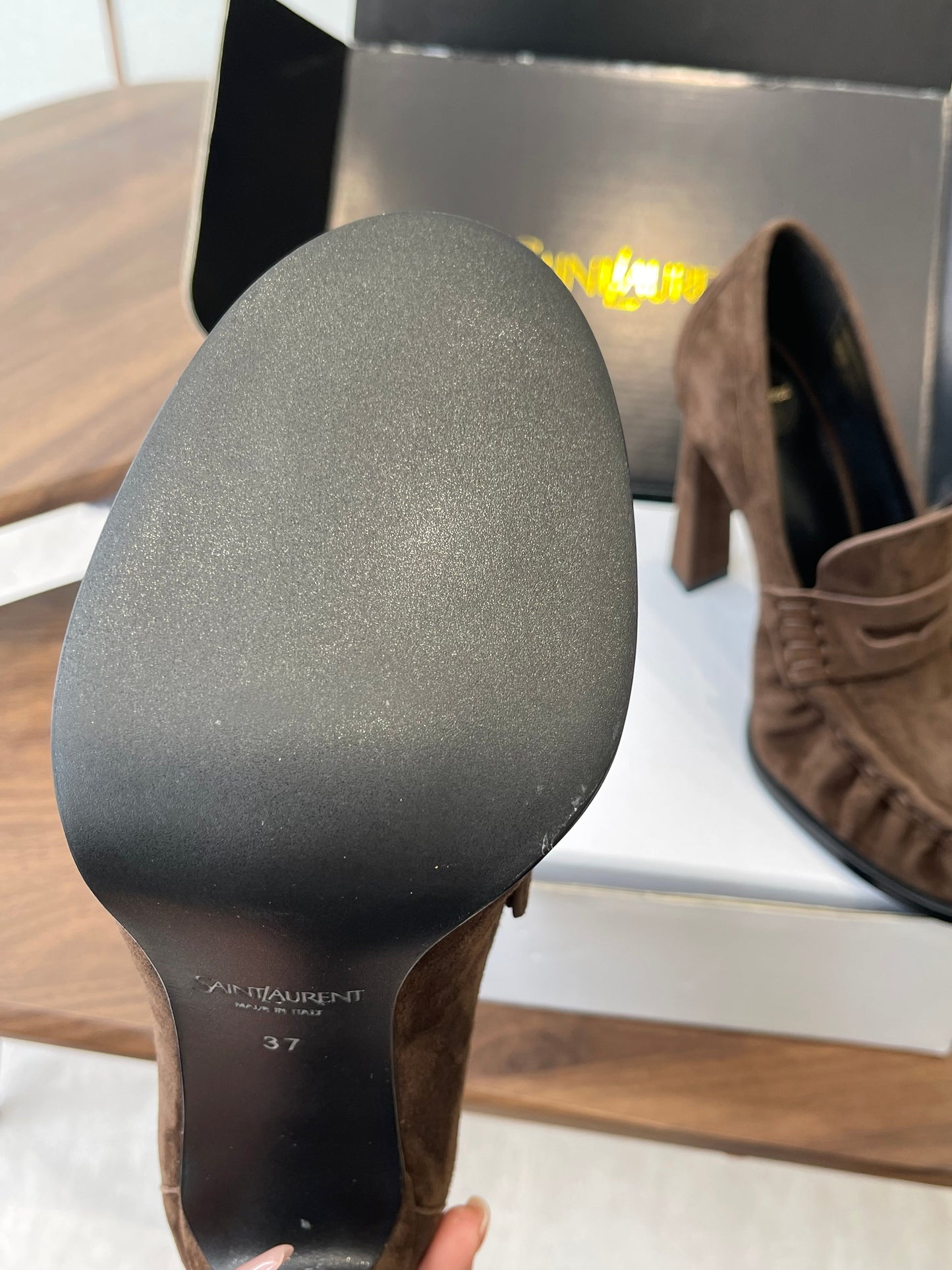 YSL 26S ТУФЛІ-ЛОФЕРИ НА ПІДБОРАХ 100 ММ ІЗ ТЕМНО-КОРИЧНЕВОЇ ЗАМШІ