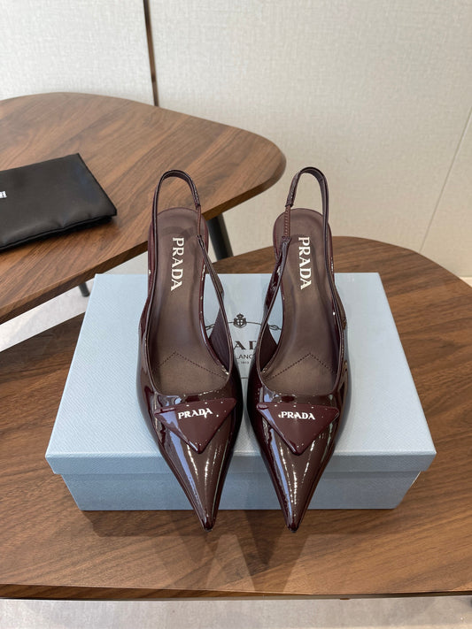 БОСОНІЖКИ-СЛІНГБЕКИ PRADA 26S 75 ММ З ПАТЕНТОВАНОЇ ТЕЛЯЧОЇ ШКІРИ КОЛЬОРУ ПАЛЕНОГО КОРИЧНЕВОГО З ЛОГОТИПОМ