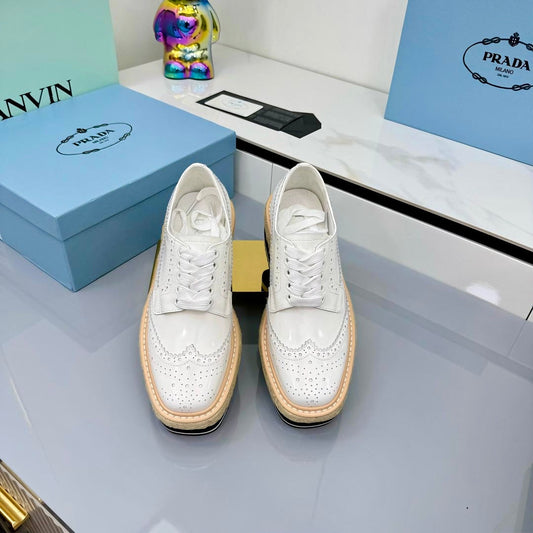 ЖІНОЧІ БОСОНІЖКИ PRADA 25S НА ТАНКЕТЦІ, 60 ММ, З БІЛОЇ ТЕЛЯЧОЇ ШКІРИ - 35