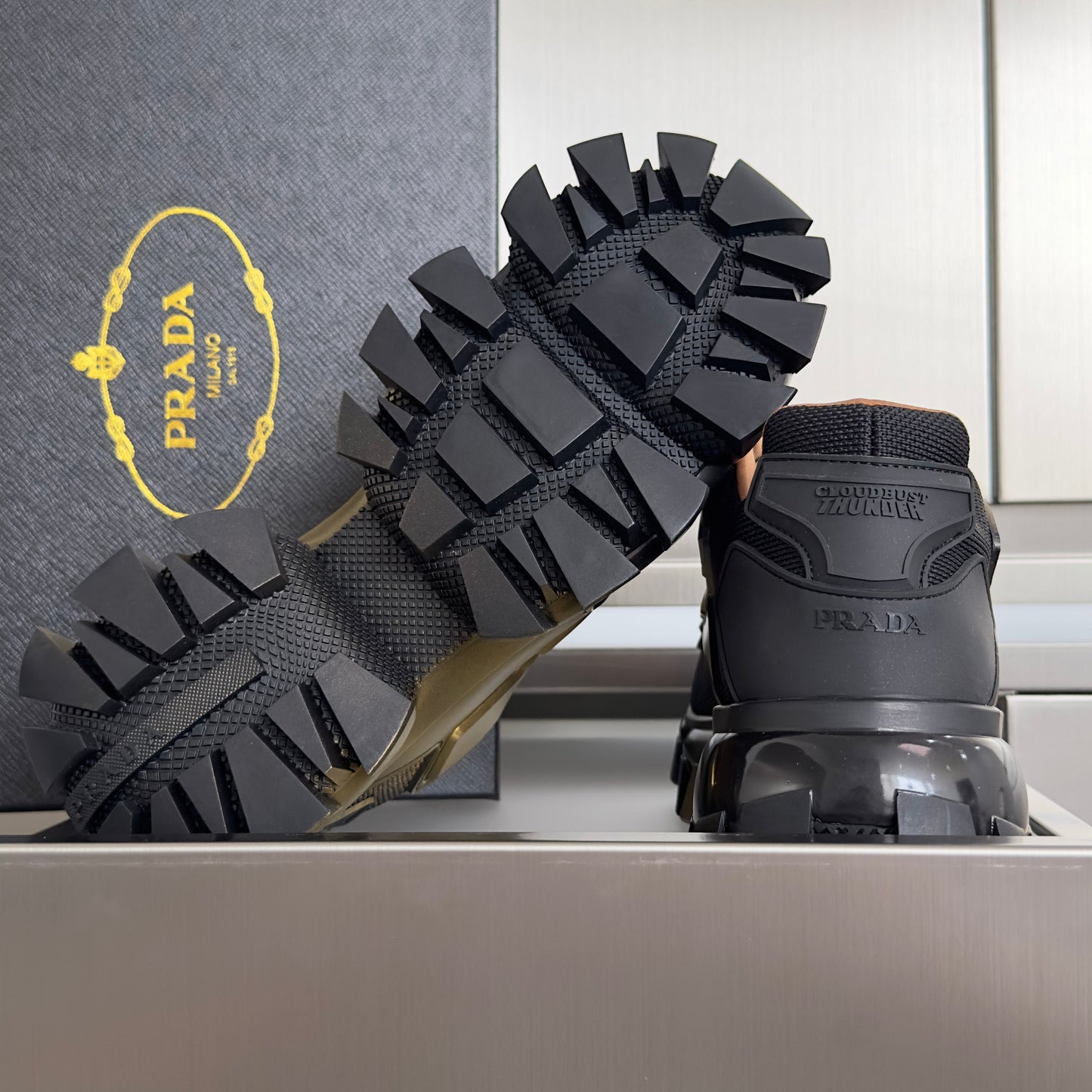 КРОСІВКИ PRADA 26S CLOUDBUST THUNDER 60 ММ З СІТЧАСТОЇ ТКАНИНИ ТА ТПУ ЧОРНОГО ТА ЗОЛОТОГО КОЛЬОРУ