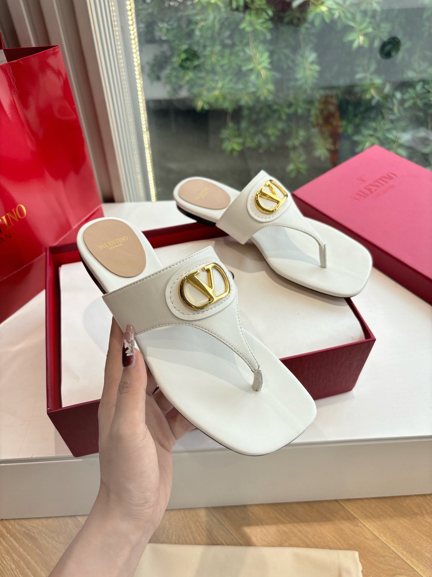 VLTN THONG SANDALS 25S IN WHITE LAMBSKIN WITH GOLD HARDWARE - 35