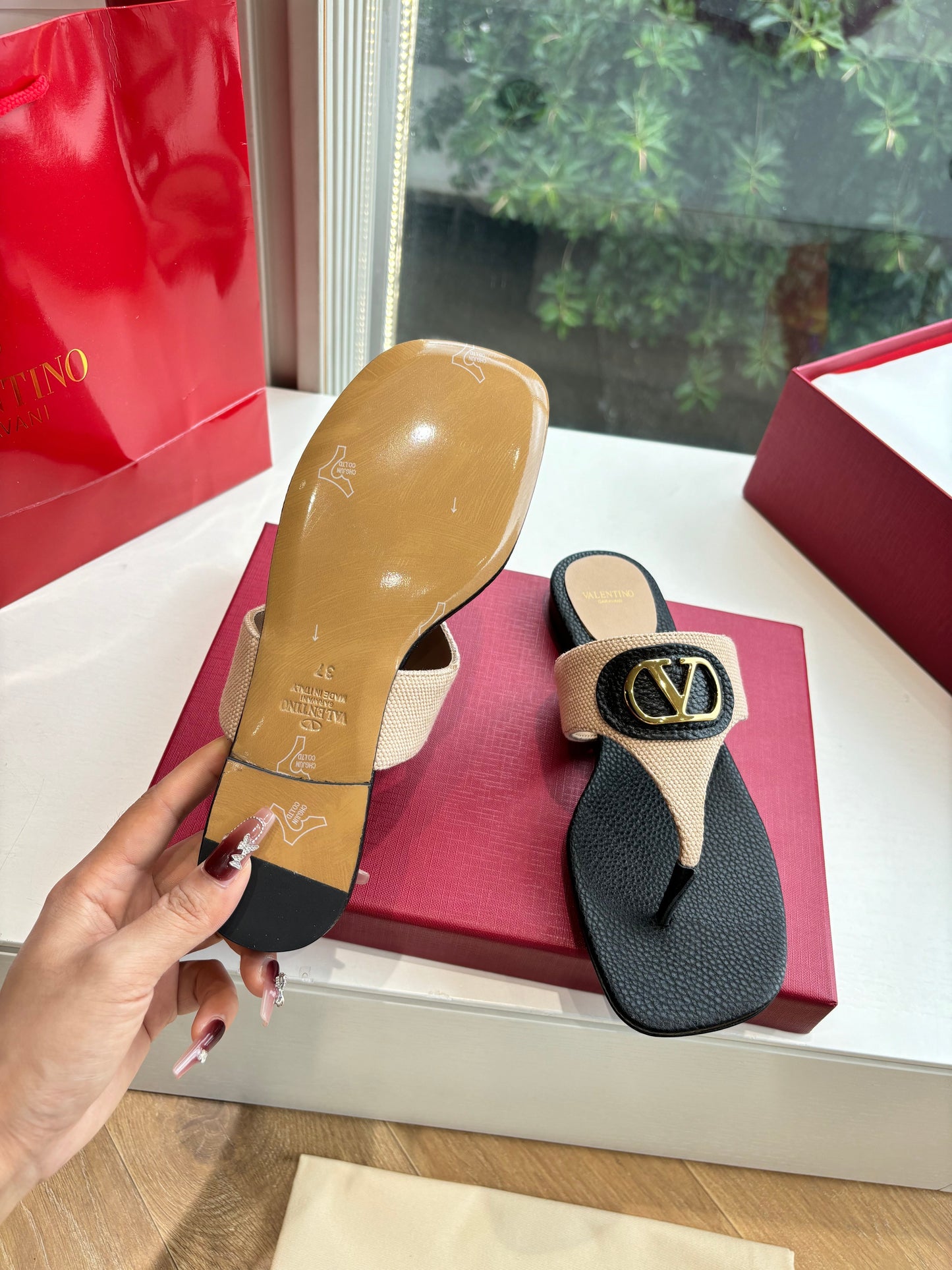 VLTN THONG SANDALS 25S IN BLACK MIX BEIGE LAMBSKIN WITH GOLD HARDWARE - 35
