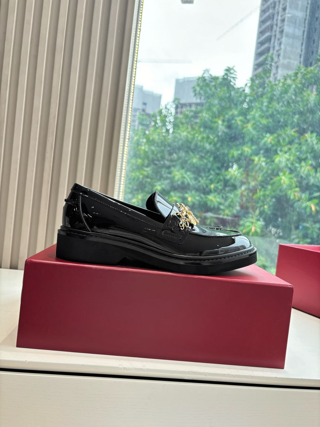 ROGER VIVIER 25S RANGERS CHAIN LOAFER IN BLACK GLOSSY CALFSKIN - 35