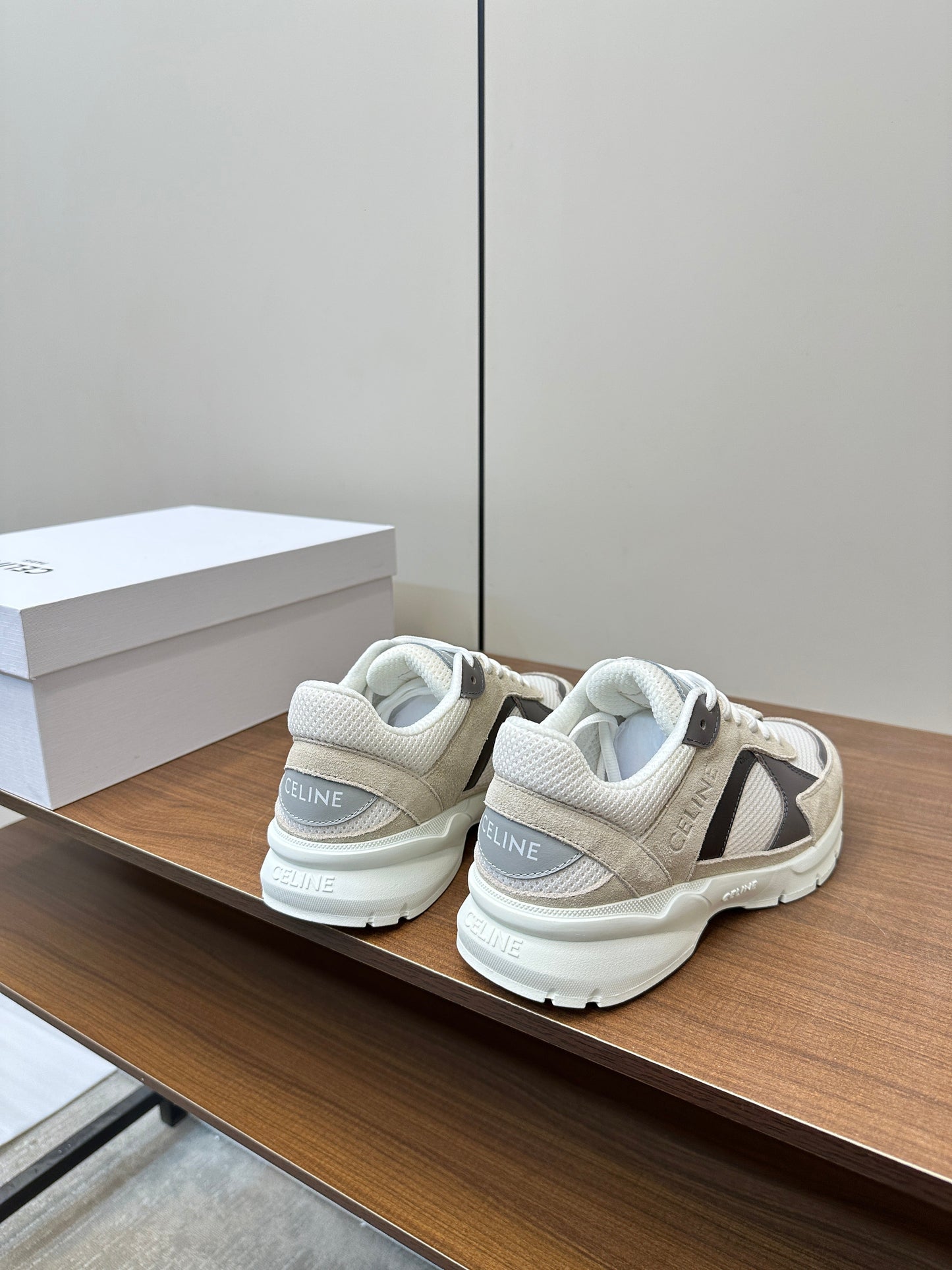 RUNNER CR-03 LOW LACE-UP PALE GRAY SUEDE AND BLACK CALFSKIN - 35